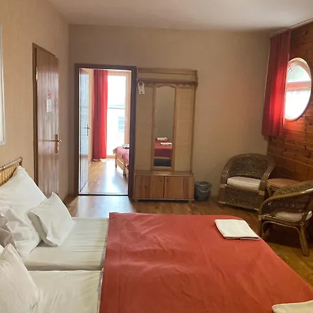 Nautilus Etterem Es Panzio Guest house Dabas