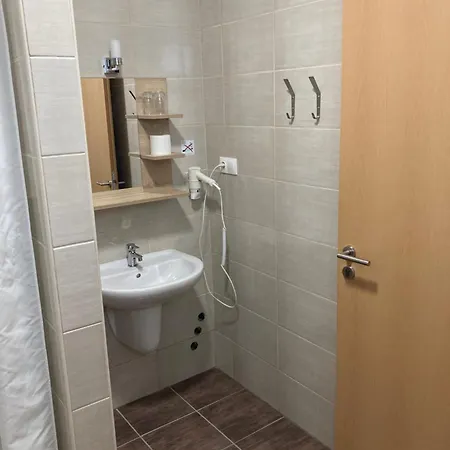 Nautilus Etterem Es Panzio Guest house Dabas