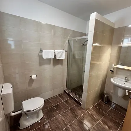 Nautilus Etterem Es Panzio Guest house Dabas