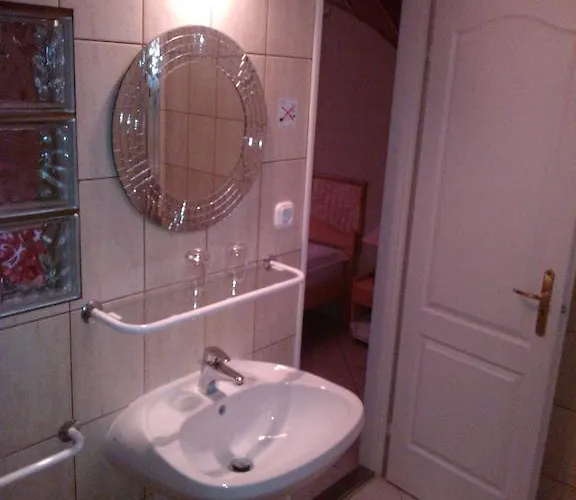 Nautilus Etterem Es Panzio Дабаш